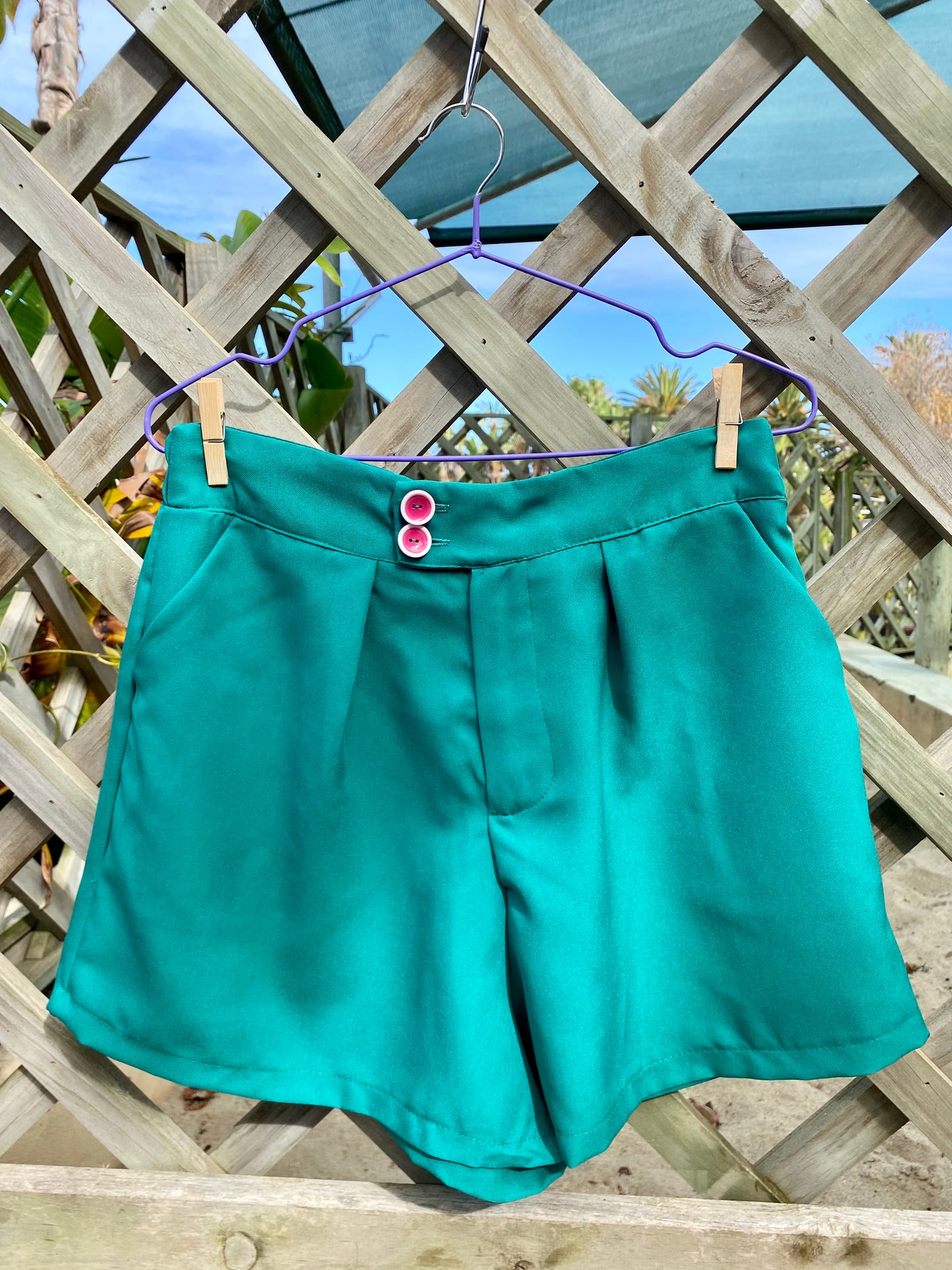 Juniper Stretch Shorts in Bottle Green